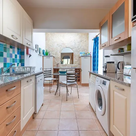 Apartment Cozy 2 Bdr W/balcony In By Lovelystay