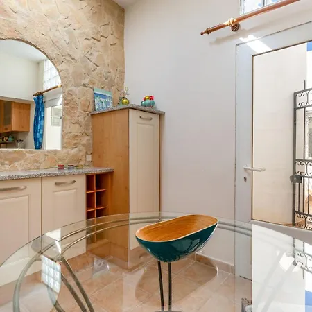 Cozy 2 Bdr W/balcony In By Lovelystay *