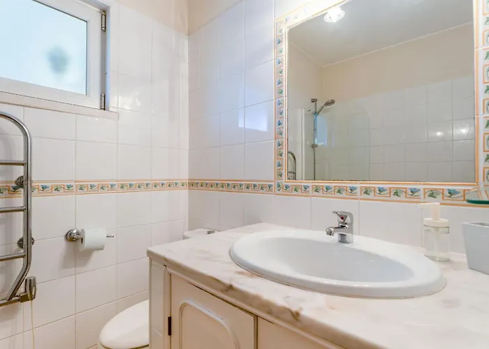 Апартаменты Cozy 2 Bdr W/balcony In By Lovelystay *