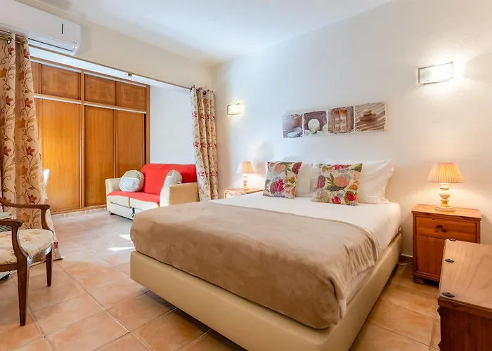 Cozy 2 Bdr W/balcony In By Lovelystay