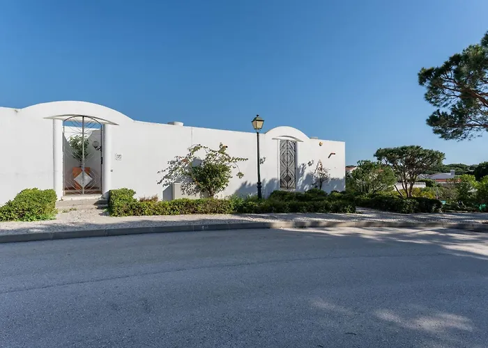 Cozy 2 Bdr W/balcony In By Lovelystay Вале-до-Лобо