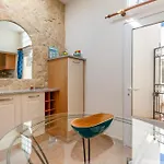 Cozy 2 Bdr W/balcony In By Lovelystay *